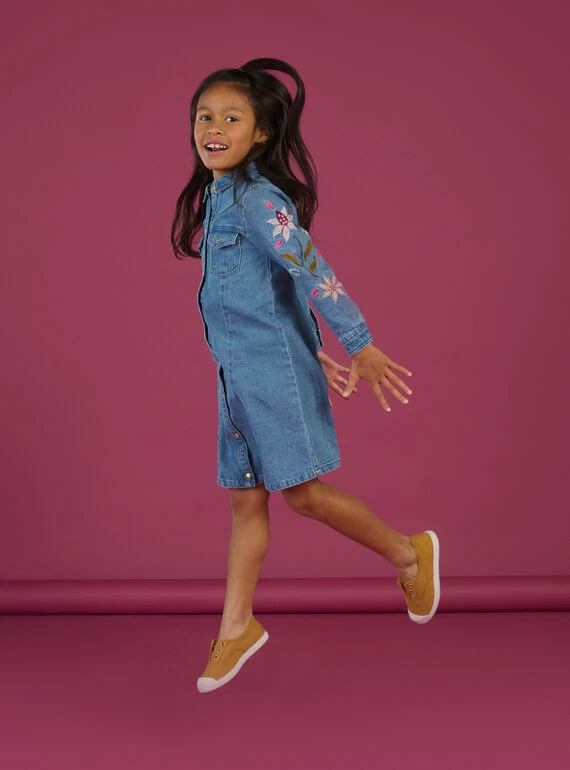 Robe En Jean Bleue à Broderies Fleuries Sur Les Manches 3 Robe En Jean Bleue à Broderies Fleuries Sur Les Manches