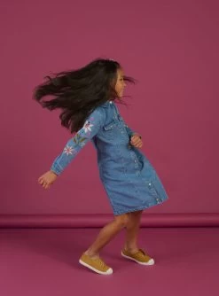 Robe En Jean Bleue à Broderies Fleuries Sur Les Manches 9 Robe En Jean Bleue à Broderies Fleuries Sur Les Manches -Dpam 23S901T2ROB P272 2