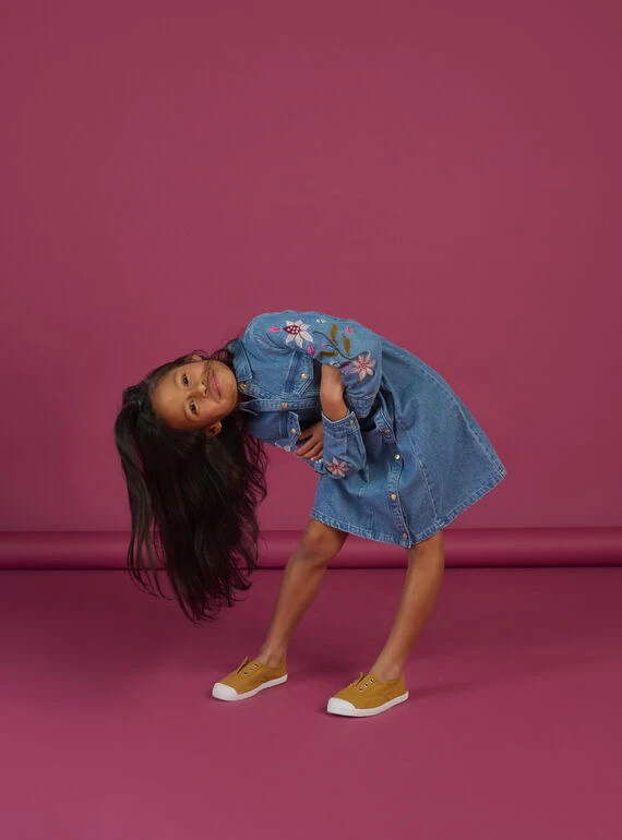 Robe En Jean Bleue à Broderies Fleuries Sur Les Manches 5 Robe En Jean Bleue à Broderies Fleuries Sur Les Manches – Bild 3